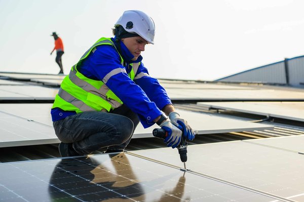 Découvrez les étapes pour installer efficacement vos panneaux solaires !